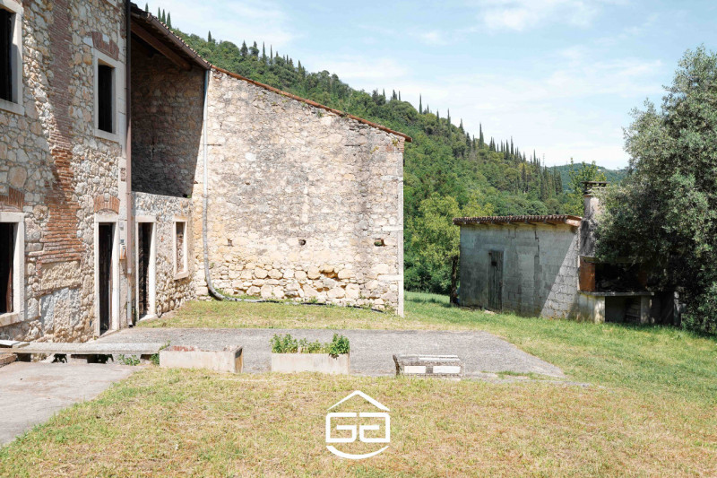 Immagina di aprire le finestre al mattino e trovarti immerso nella quiete della campagna, con il ...