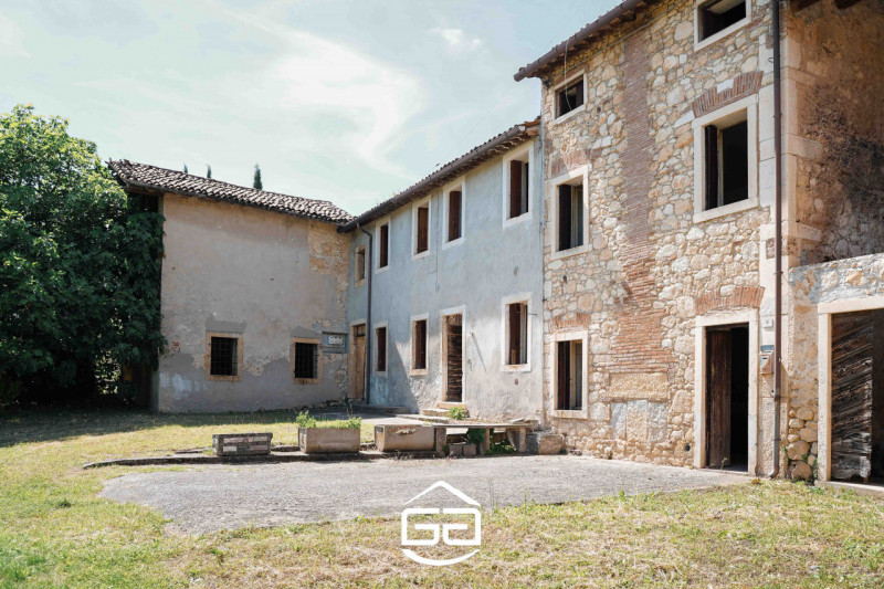 Immagina di aprire le finestre al mattino e trovarti immerso nella quiete della campagna, con il ...