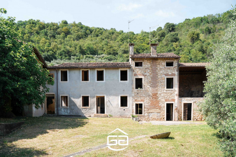 Immagina di aprire le finestre al mattino e trovarti immerso nella quiete della campagna, con il ...