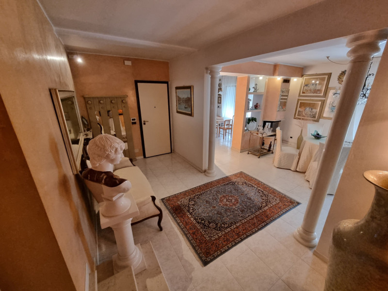 Este (PD), Località Deserto, proponiamo in Vendita particolare struttura formata da una Casa Sing...