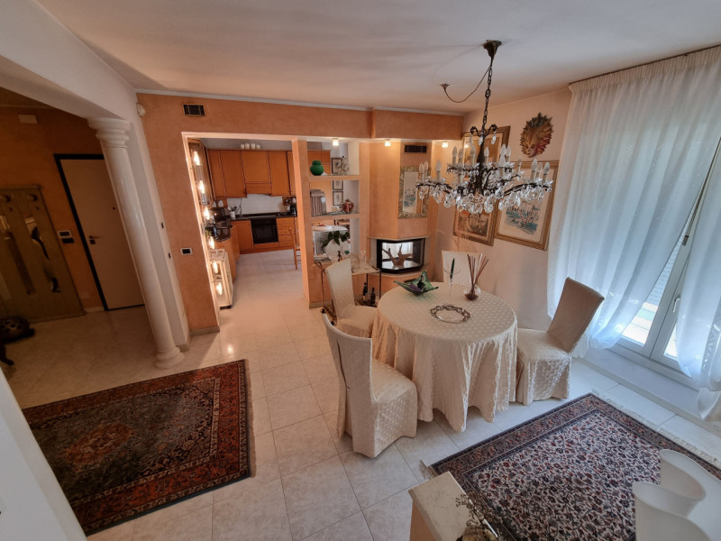 Este (PD), Località Deserto, proponiamo in Vendita particolare struttura formata da una Casa Sing...