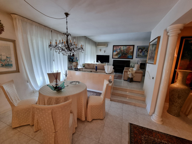 Este (PD), Località Deserto, proponiamo in Vendita particolare struttura formata da una Casa Sing...