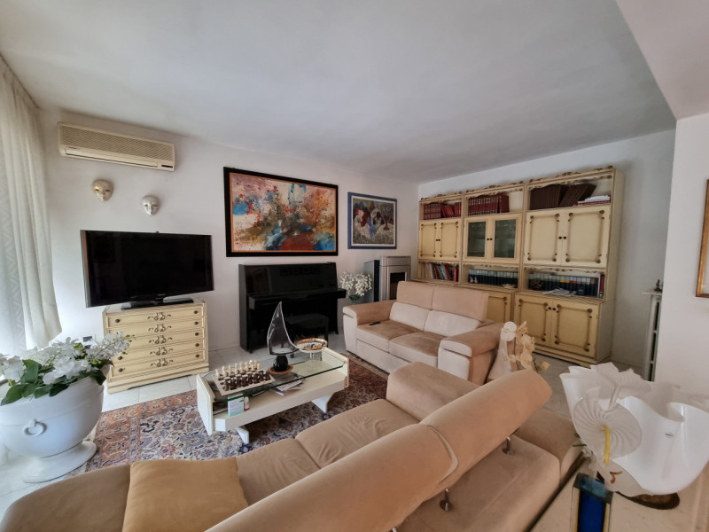 Este (PD), Località Deserto, proponiamo in Vendita particolare struttura formata da una Casa Sing...