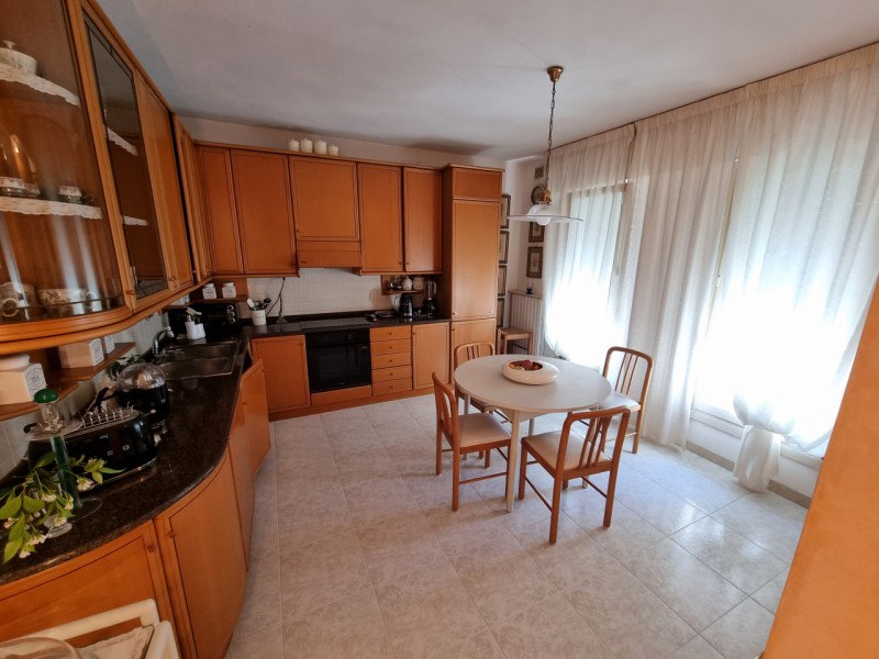 Este (PD), Località Deserto, proponiamo in Vendita particolare struttura formata da una Casa Sing...