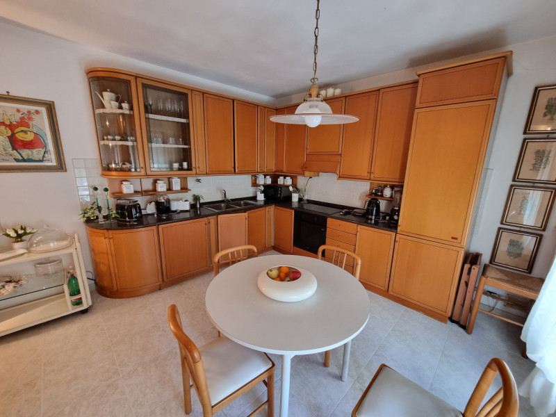 Este (PD), Località Deserto, proponiamo in Vendita particolare struttura formata da una Casa Sing...