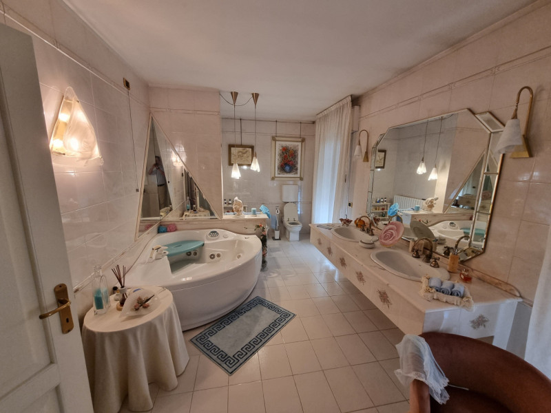 Este (PD), Località Deserto, proponiamo in Vendita particolare struttura formata da una Casa Sing...