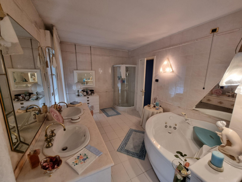 Este (PD), Località Deserto, proponiamo in Vendita particolare struttura formata da una Casa Sing...