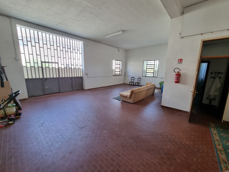 Este (PD), Località Deserto, proponiamo in Vendita particolare struttura formata da una Casa Sing...