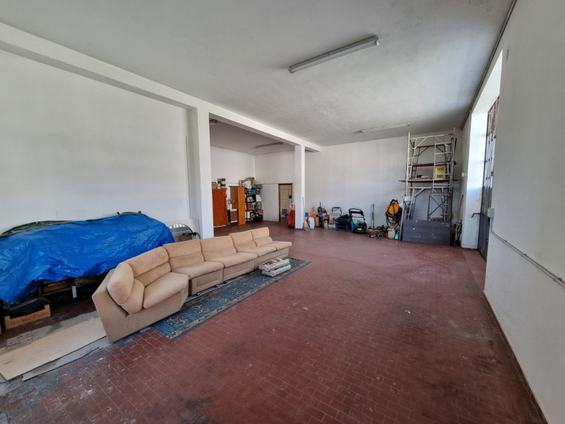 Este (PD), Località Deserto, proponiamo in Vendita particolare struttura formata da una Casa Sing...