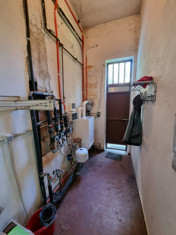 Este (PD), Località Deserto, proponiamo in Vendita particolare struttura formata da una Casa Sing...