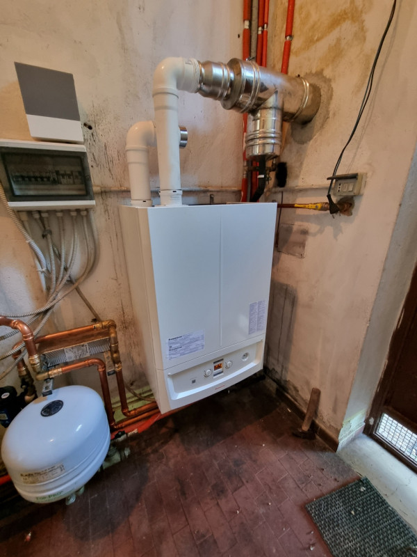 Este (PD), Località Deserto, proponiamo in Vendita particolare struttura formata da una Casa Sing...