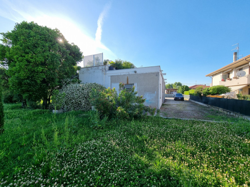 Este (PD), Località Deserto, proponiamo in Vendita particolare struttura formata da una Casa Sing...