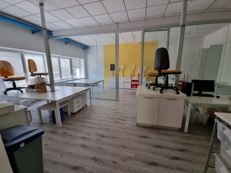 Vendesi capannone industriale a Pontelongo di circa 1700 mq con buona viabilità.

Il fabbricato è...