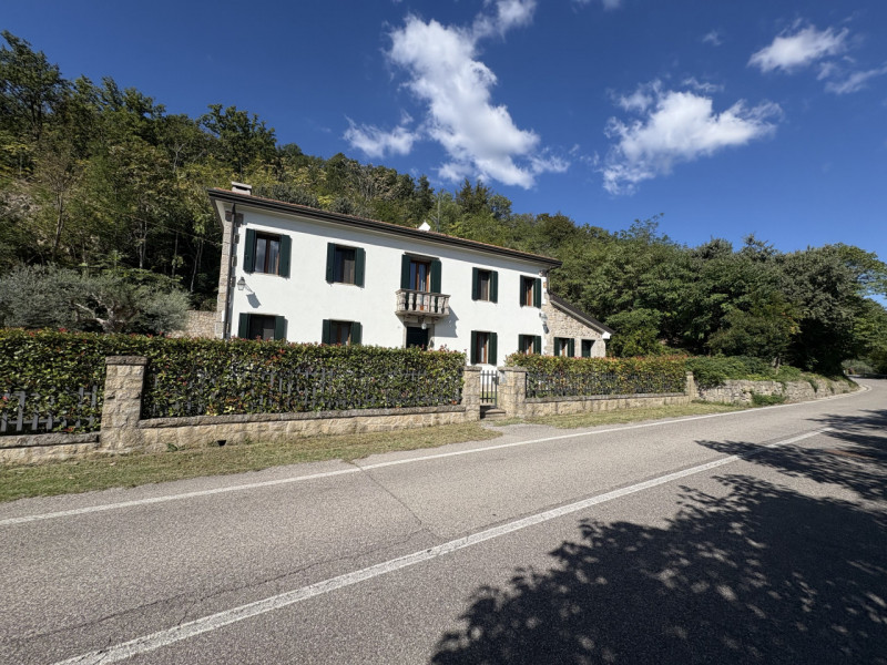 In posizione esclusiva e panoramica, immersa nel verde dei Colli Euganei ma al tempo stesso comod...