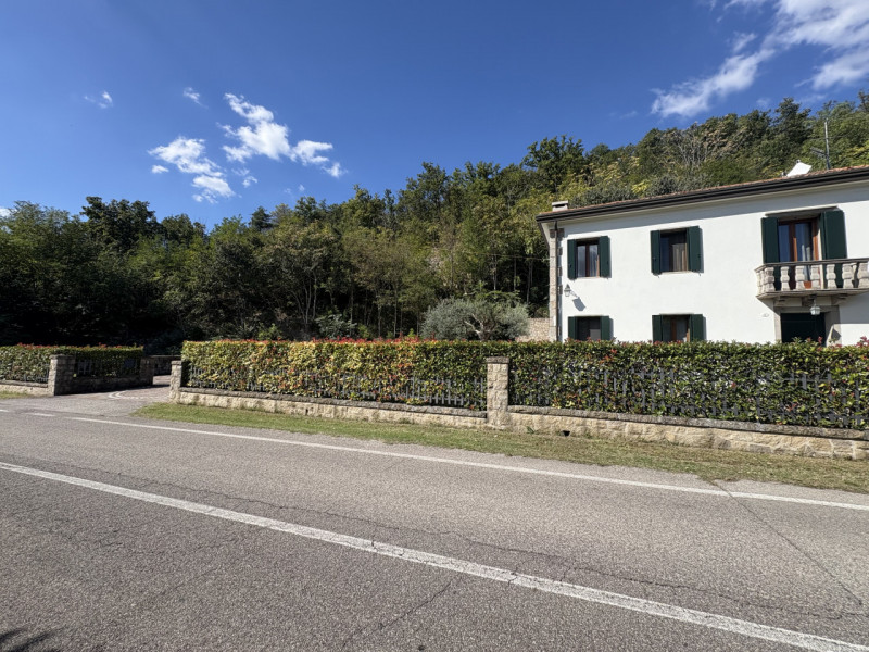 In posizione esclusiva e panoramica, immersa nel verde dei Colli Euganei ma al tempo stesso comod...