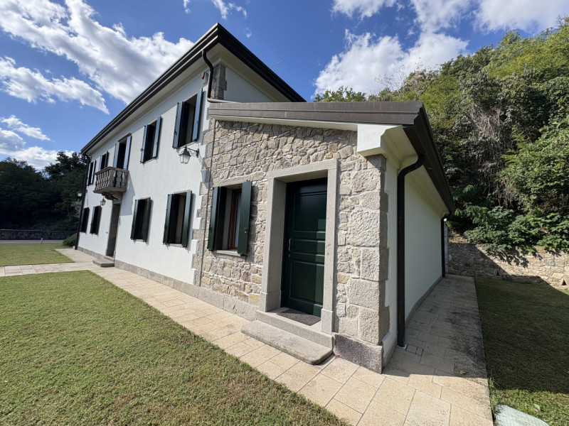 In posizione esclusiva e panoramica, immersa nel verde dei Colli Euganei ma al tempo stesso comod...