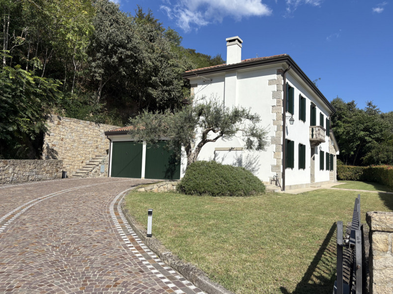 In posizione esclusiva e panoramica, immersa nel verde dei Colli Euganei ma al tempo stesso comod...