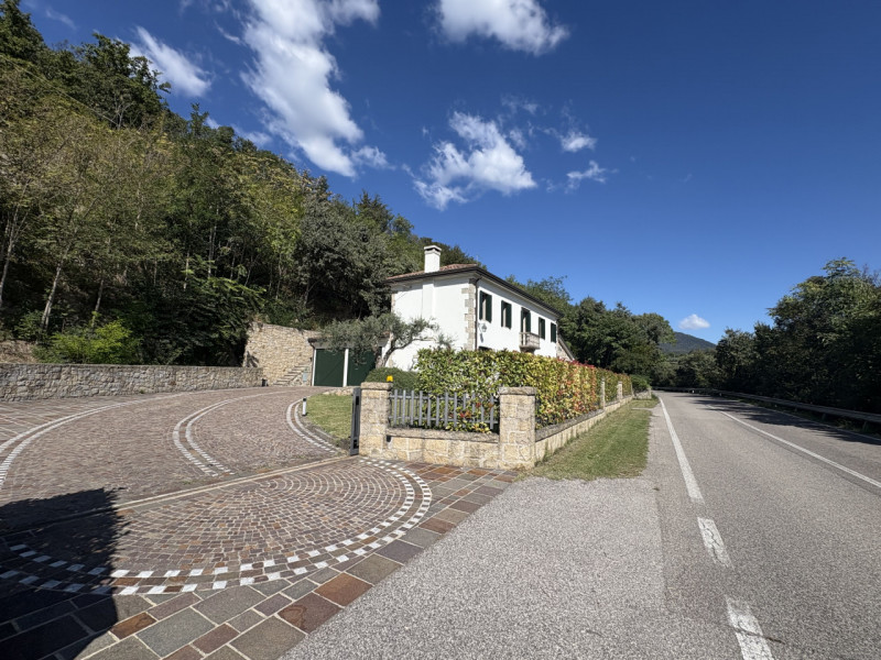 In posizione esclusiva e panoramica, immersa nel verde dei Colli Euganei ma al tempo stesso comod...