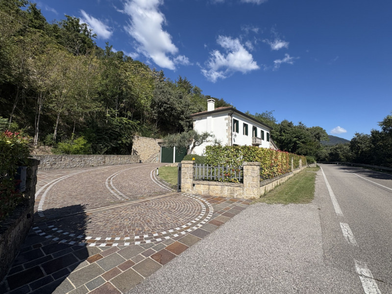 In posizione esclusiva e panoramica, immersa nel verde dei Colli Euganei ma al tempo stesso comod...