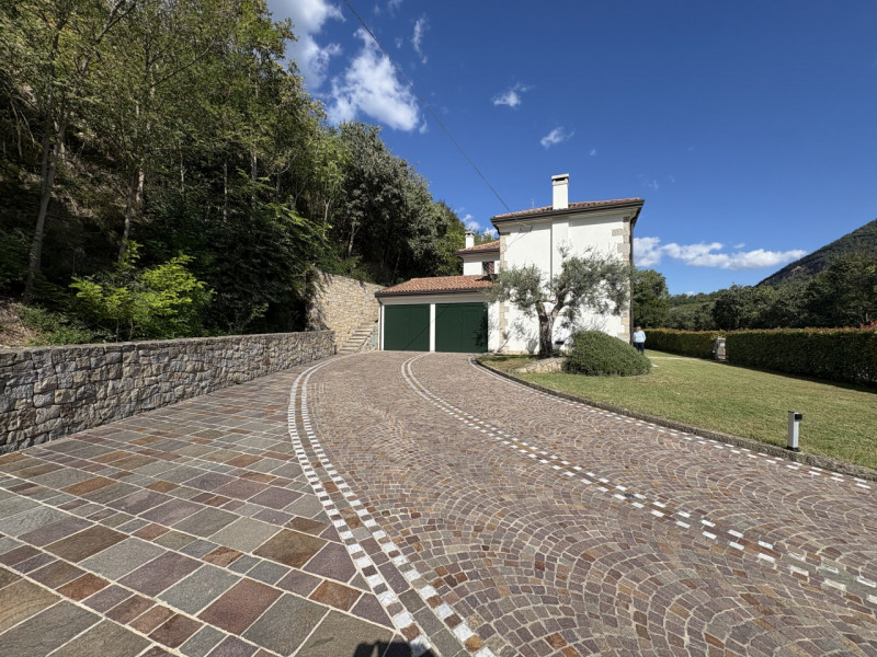 In posizione esclusiva e panoramica, immersa nel verde dei Colli Euganei ma al tempo stesso comod...