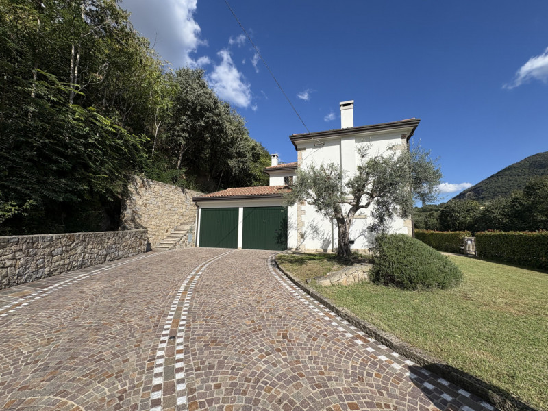 In posizione esclusiva e panoramica, immersa nel verde dei Colli Euganei ma al tempo stesso comod...