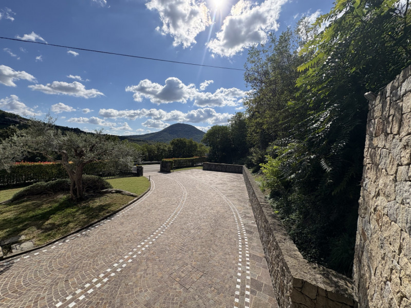 In posizione esclusiva e panoramica, immersa nel verde dei Colli Euganei ma al tempo stesso comod...