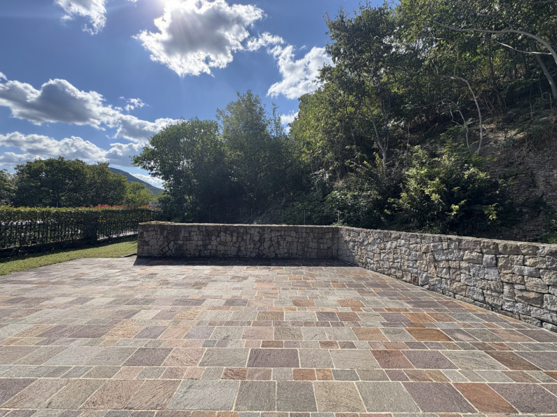 In posizione esclusiva e panoramica, immersa nel verde dei Colli Euganei ma al tempo stesso comod...