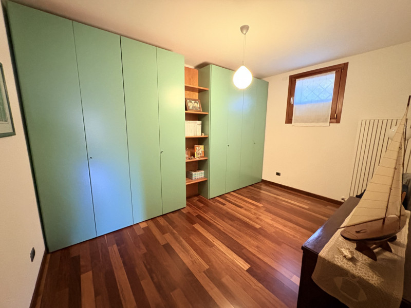 In posizione esclusiva e panoramica, immersa nel verde dei Colli Euganei ma al tempo stesso comod...