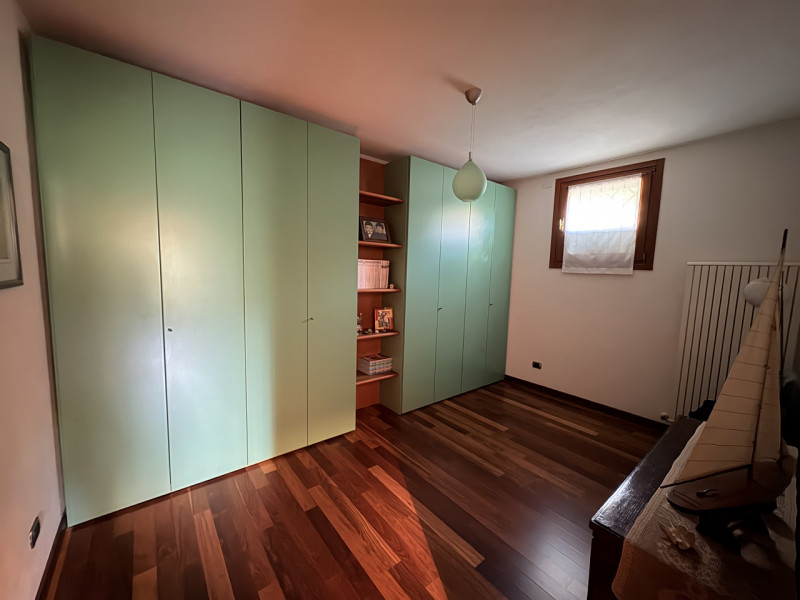 In posizione esclusiva e panoramica, immersa nel verde dei Colli Euganei ma al tempo stesso comod...