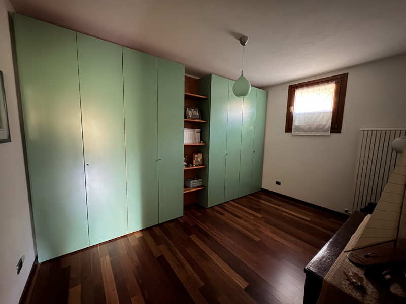 In posizione esclusiva e panoramica, immersa nel verde dei Colli Euganei ma al tempo stesso comod...