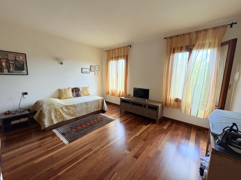 In posizione esclusiva e panoramica, immersa nel verde dei Colli Euganei ma al tempo stesso comod...