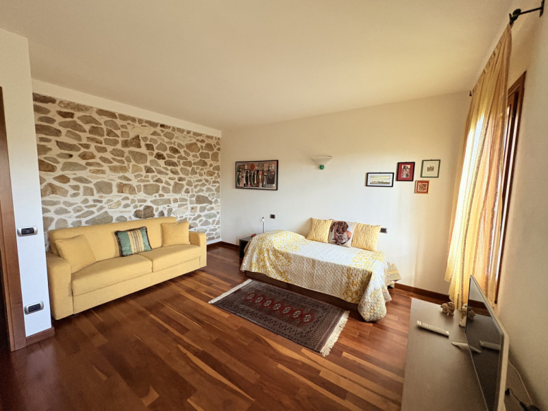 In posizione esclusiva e panoramica, immersa nel verde dei Colli Euganei ma al tempo stesso comod...