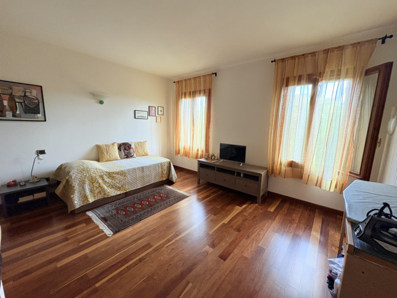 In posizione esclusiva e panoramica, immersa nel verde dei Colli Euganei ma al tempo stesso comod...