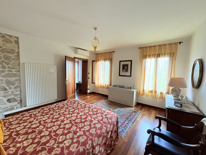 In posizione esclusiva e panoramica, immersa nel verde dei Colli Euganei ma al tempo stesso comod...