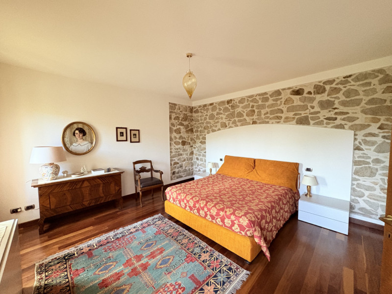 In posizione esclusiva e panoramica, immersa nel verde dei Colli Euganei ma al tempo stesso comod...