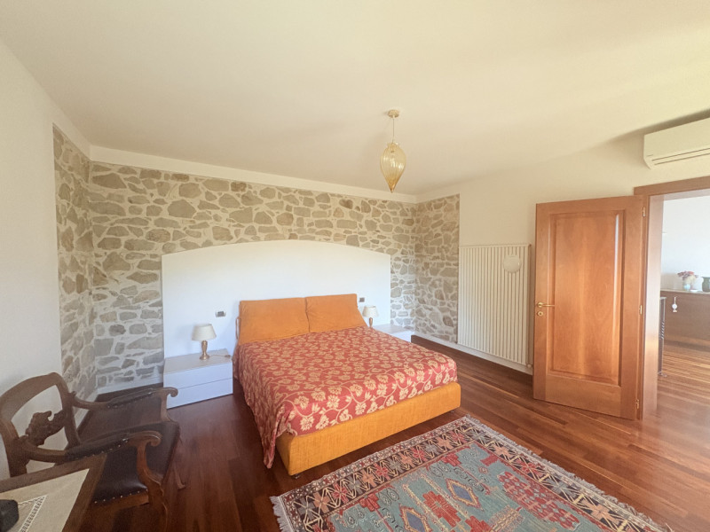 In posizione esclusiva e panoramica, immersa nel verde dei Colli Euganei ma al tempo stesso comod...