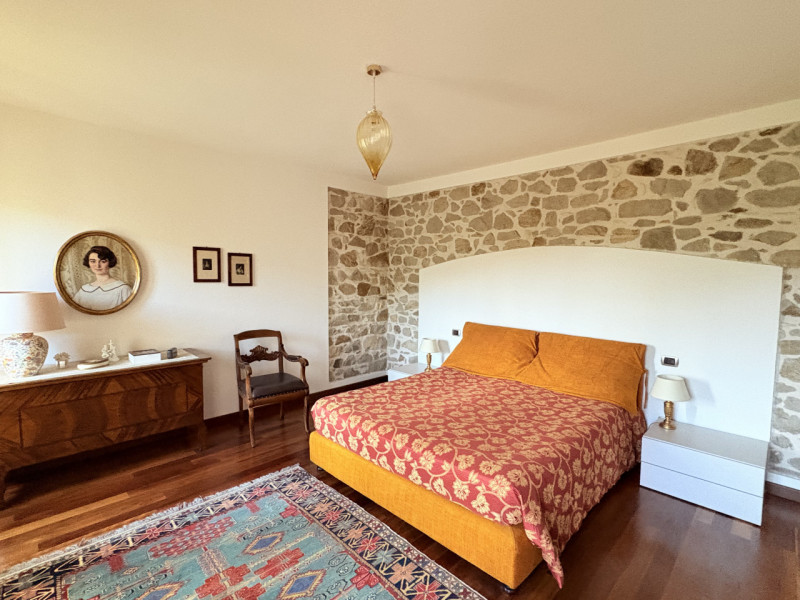 In posizione esclusiva e panoramica, immersa nel verde dei Colli Euganei ma al tempo stesso comod...