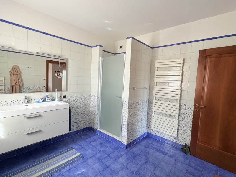 In posizione esclusiva e panoramica, immersa nel verde dei Colli Euganei ma al tempo stesso comod...