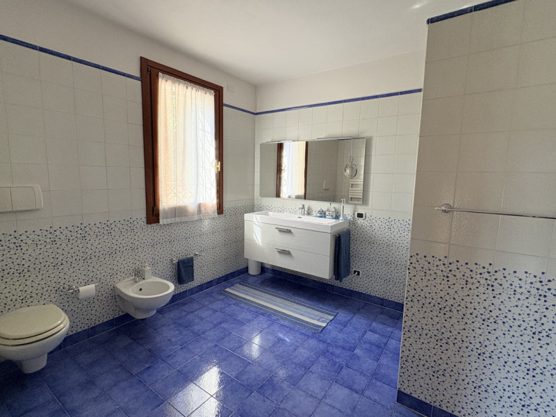 In posizione esclusiva e panoramica, immersa nel verde dei Colli Euganei ma al tempo stesso comod...