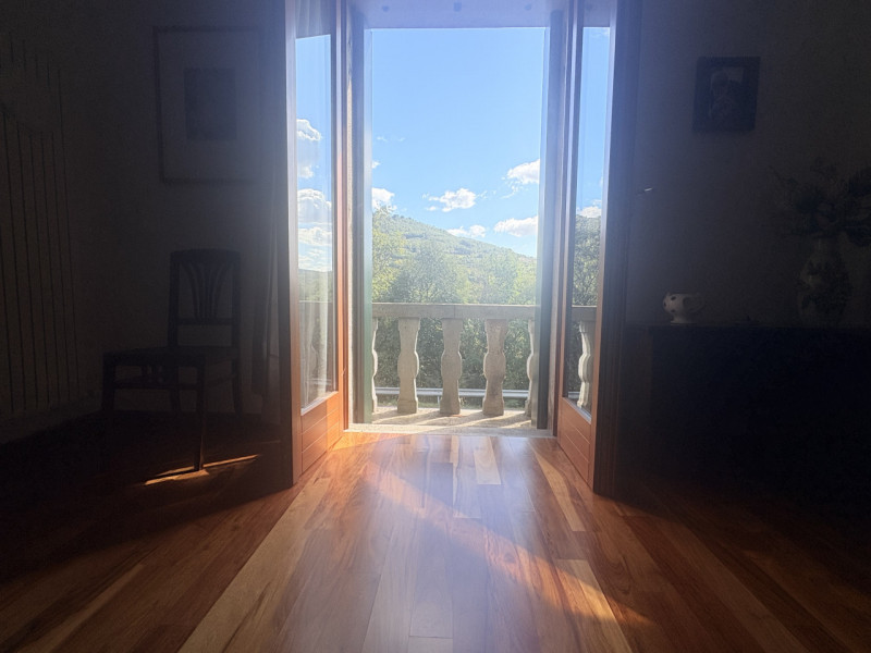 In posizione esclusiva e panoramica, immersa nel verde dei Colli Euganei ma al tempo stesso comod...