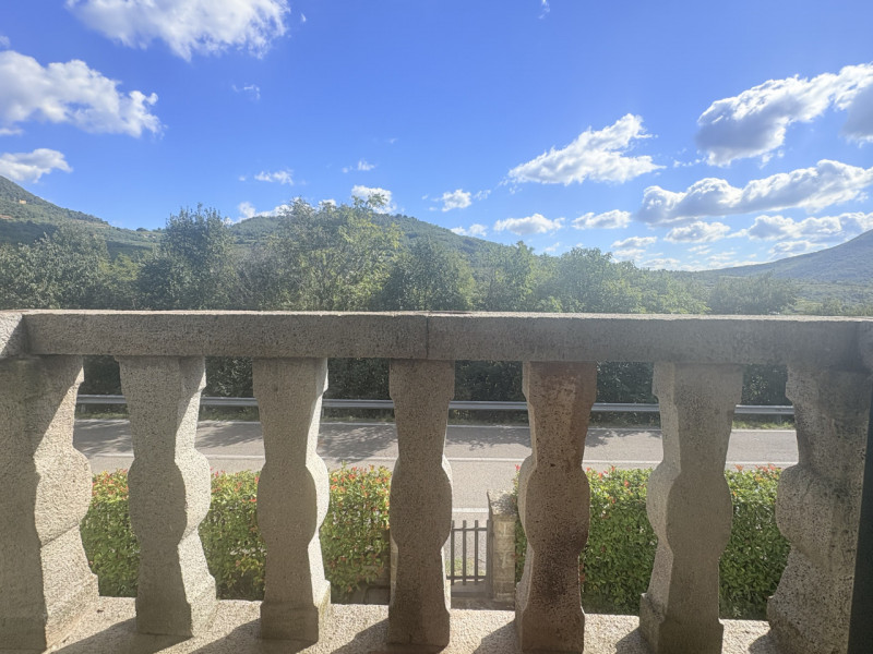 In posizione esclusiva e panoramica, immersa nel verde dei Colli Euganei ma al tempo stesso comod...