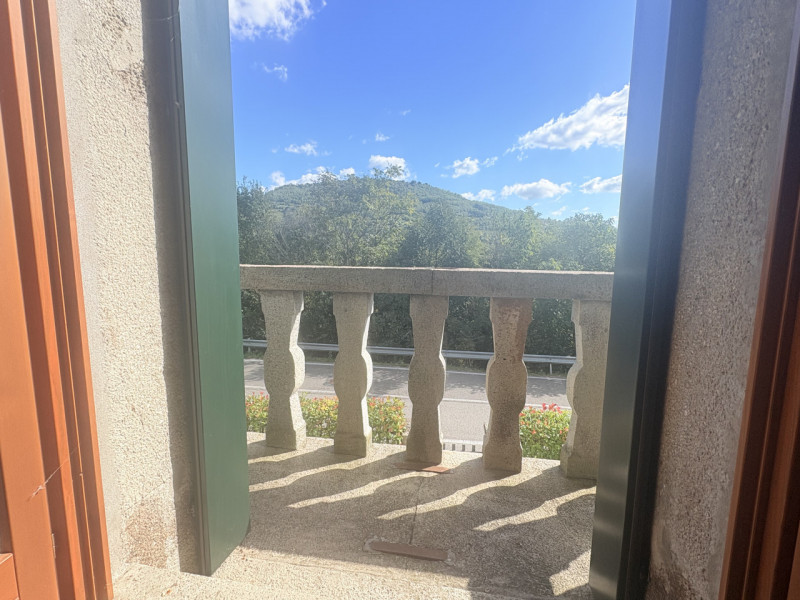 In posizione esclusiva e panoramica, immersa nel verde dei Colli Euganei ma al tempo stesso comod...