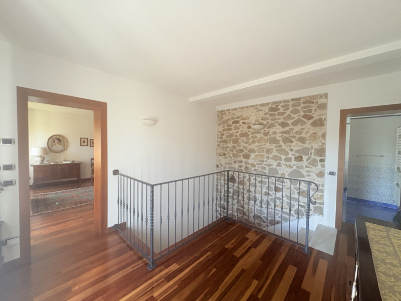 In posizione esclusiva e panoramica, immersa nel verde dei Colli Euganei ma al tempo stesso comod...