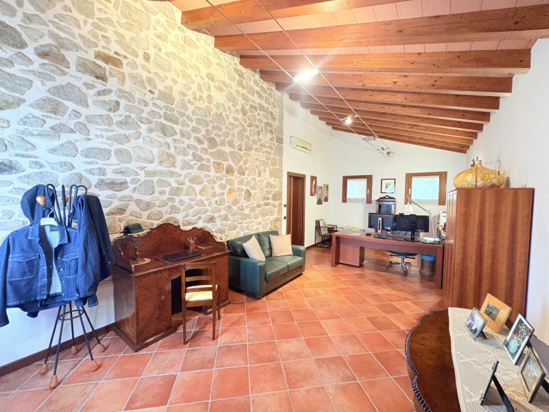 In posizione esclusiva e panoramica, immersa nel verde dei Colli Euganei ma al tempo stesso comod...