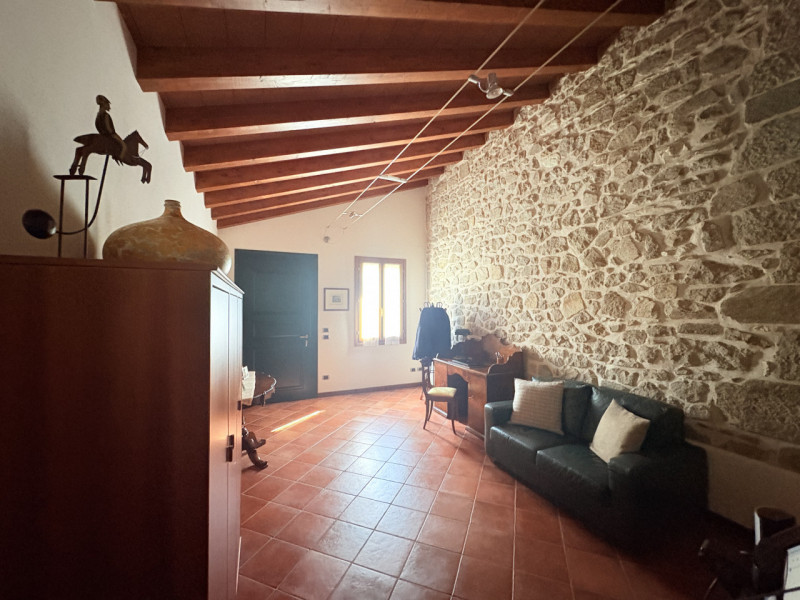 In posizione esclusiva e panoramica, immersa nel verde dei Colli Euganei ma al tempo stesso comod...