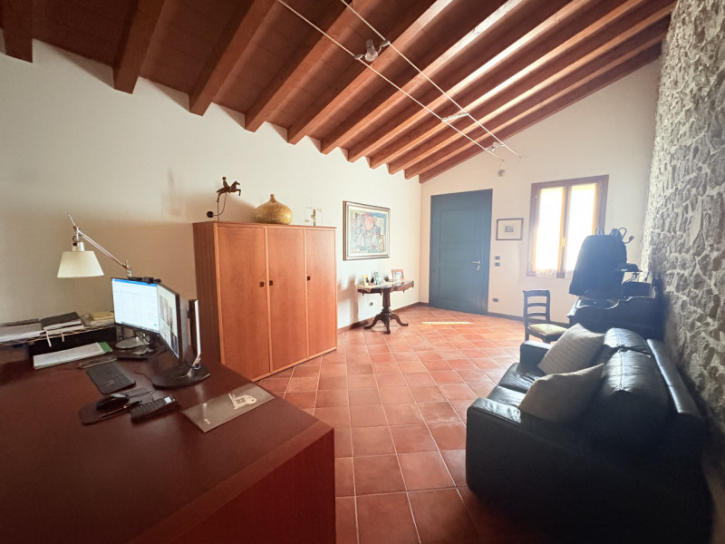 In posizione esclusiva e panoramica, immersa nel verde dei Colli Euganei ma al tempo stesso comod...