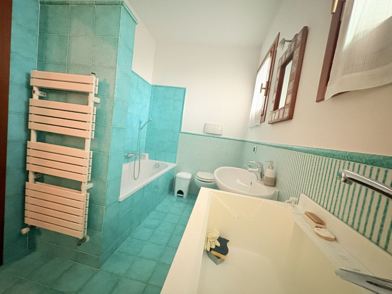 In posizione esclusiva e panoramica, immersa nel verde dei Colli Euganei ma al tempo stesso comod...