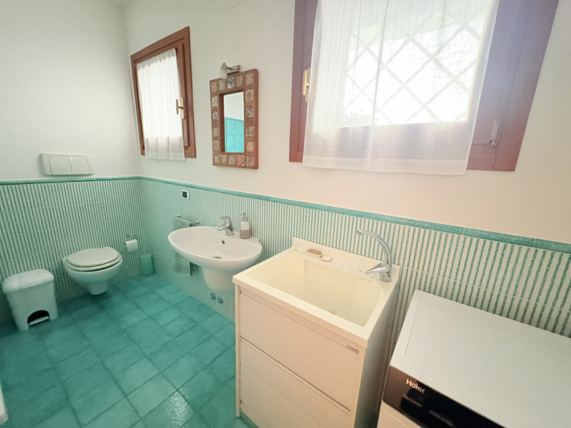 In posizione esclusiva e panoramica, immersa nel verde dei Colli Euganei ma al tempo stesso comod...