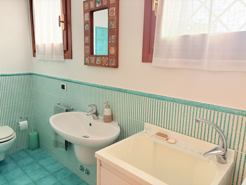 In posizione esclusiva e panoramica, immersa nel verde dei Colli Euganei ma al tempo stesso comod...