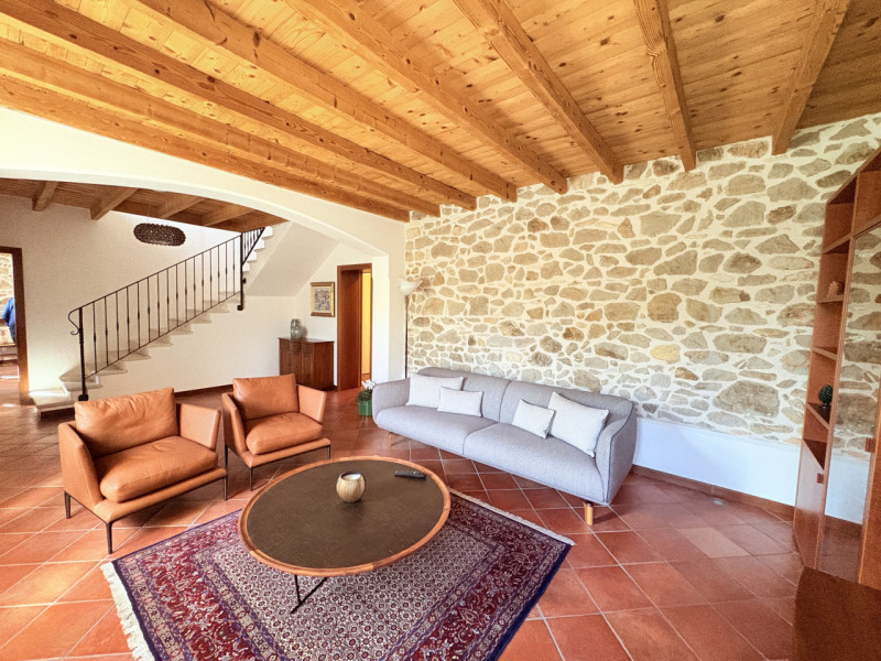 In posizione esclusiva e panoramica, immersa nel verde dei Colli Euganei ma al tempo stesso comod...